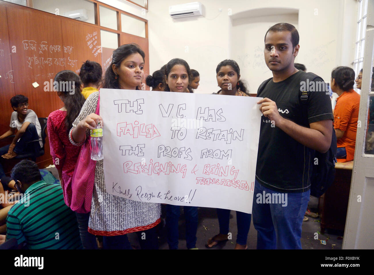 Università della presidenza vice-cancelliere Anuradha Lohia (non visibile) è rimasto sotto gheraoe dalla protesta degli studenti dal venerdì sera fino a oggi sera. Le accuse della polizia assalto su gli studenti che protestavano durante il Chief Minister Mamata Banerjee in visita al campus di venerdì, una sezione degli studenti gheraoe VC e ha chiesto le dimissioni. Presidenza autorità universitarie gestire per organizzare il calendario convocazione di oggi. Vice-cancelliere Anuradha Lohia lasciato l'università di oggi sera come si sentiva malato a causa di questo gheraoe. (Foto di Paolo Saikat/Pacific Stampa) Foto Stock