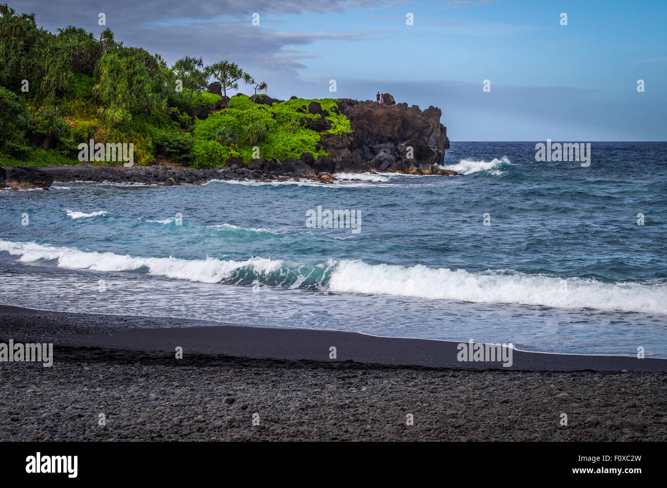 Spiaggia di sabbia nera, affioramenti di roccia, Waianapanapa State Park, Maui, Hawaii, STATI UNITI D'AMERICA Foto Stock