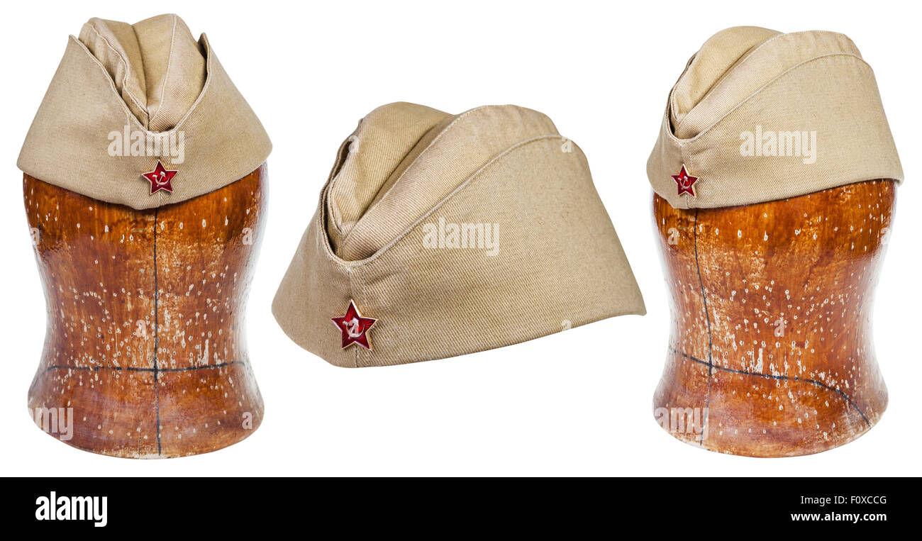 Set di campo militare caps sovietica con red star sign sul manichino di legno isolato su sfondo bianco Foto Stock