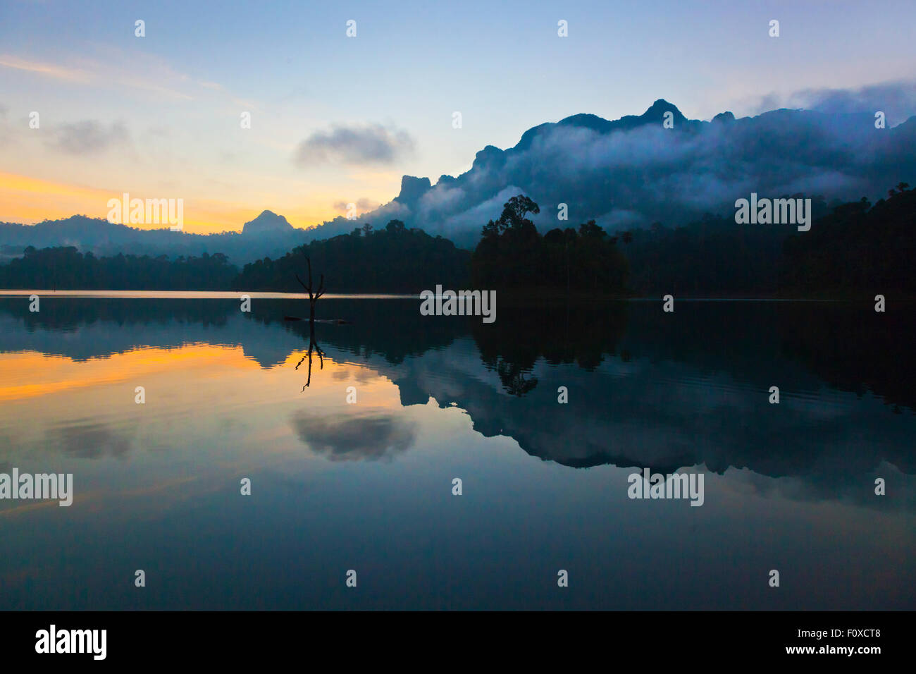 Alba come visto da CHIEW ZATTERA LAN HOUSE su CHEOW EN lago in Khao Sok NATIONAL PARK - Tailandia Foto Stock