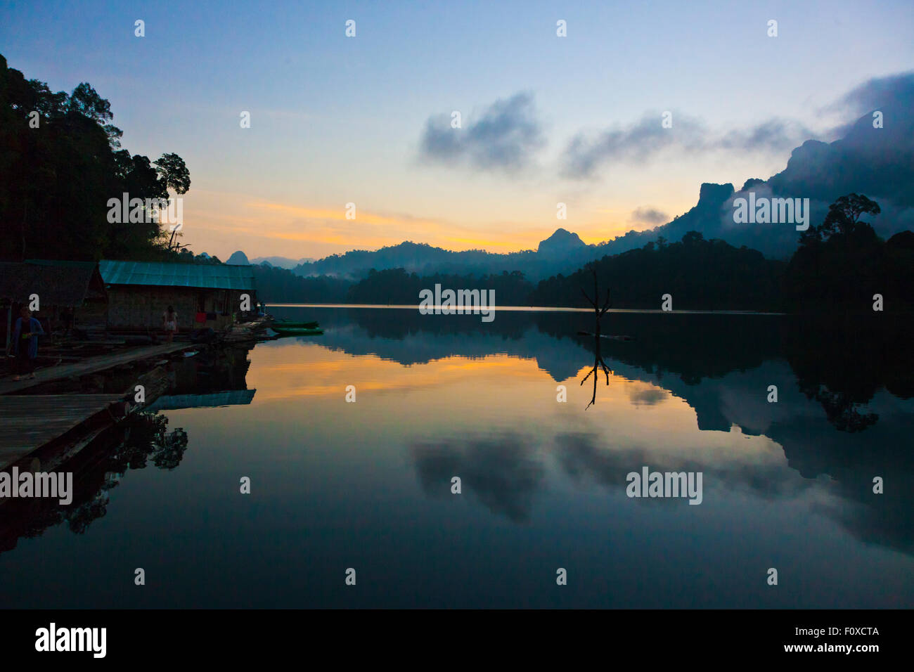 Alba come visto da CHIEW ZATTERA LAN HOUSE su CHEOW EN lago in Khao Sok NATIONAL PARK - Tailandia Foto Stock