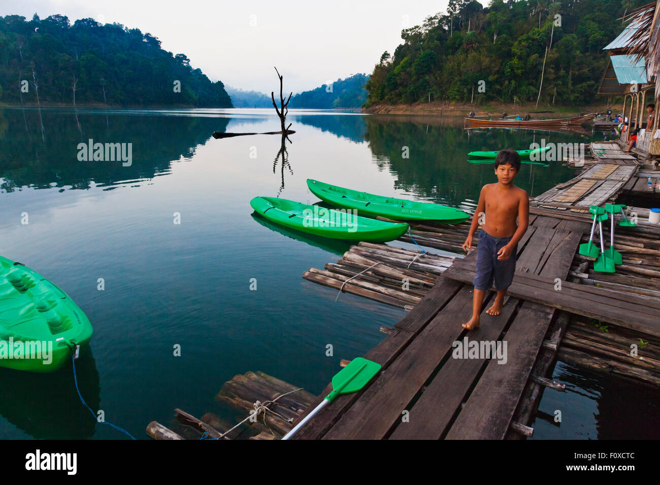 La mattina presto a CHIEW ZATTERA LAN HOUSE su CHEOW EN lago in Khao Sok NATIONAL PARK - Tailandia Foto Stock