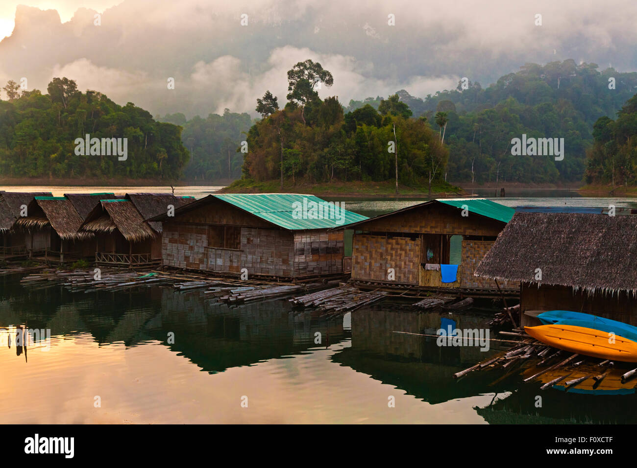 Alba come visto da CHIEW ZATTERA LAN HOUSE su CHEOW EN lago in Khao Sok NATIONAL PARK - Tailandia Foto Stock