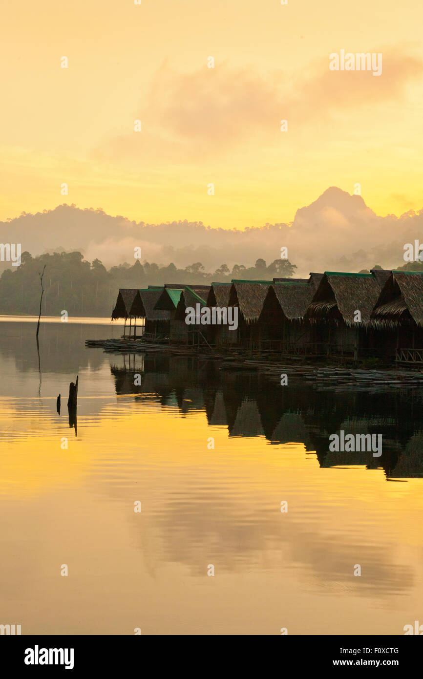Alba come visto da CHIEW ZATTERA LAN HOUSE su CHEOW EN lago in Khao Sok NATIONAL PARK - Tailandia Foto Stock