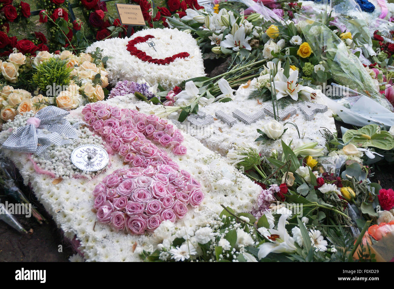 Liverpool, Regno Unito. Il 22 agosto, 2015. Vista ventole note floreali omaggi a Cilla Black a Allerton nel cimitero Woolton, Liverpool la sera del Sabato, Agosto 28th, 2015. Credito: Pak Hung Chan/Alamy Live News Foto Stock