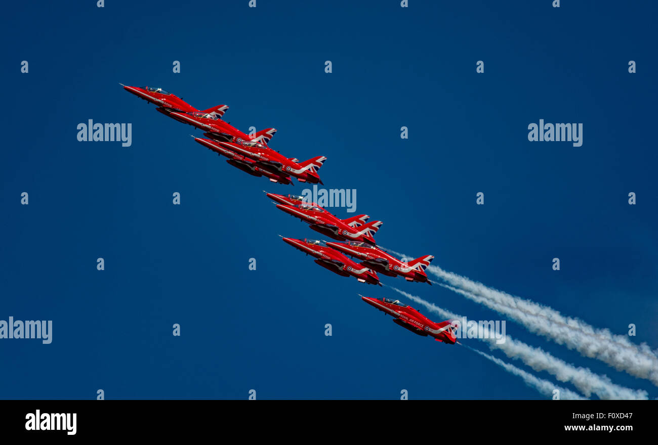 Le frecce rosse nella formazione durante la visualizzazione dell'aria con il fumo. Foto Stock