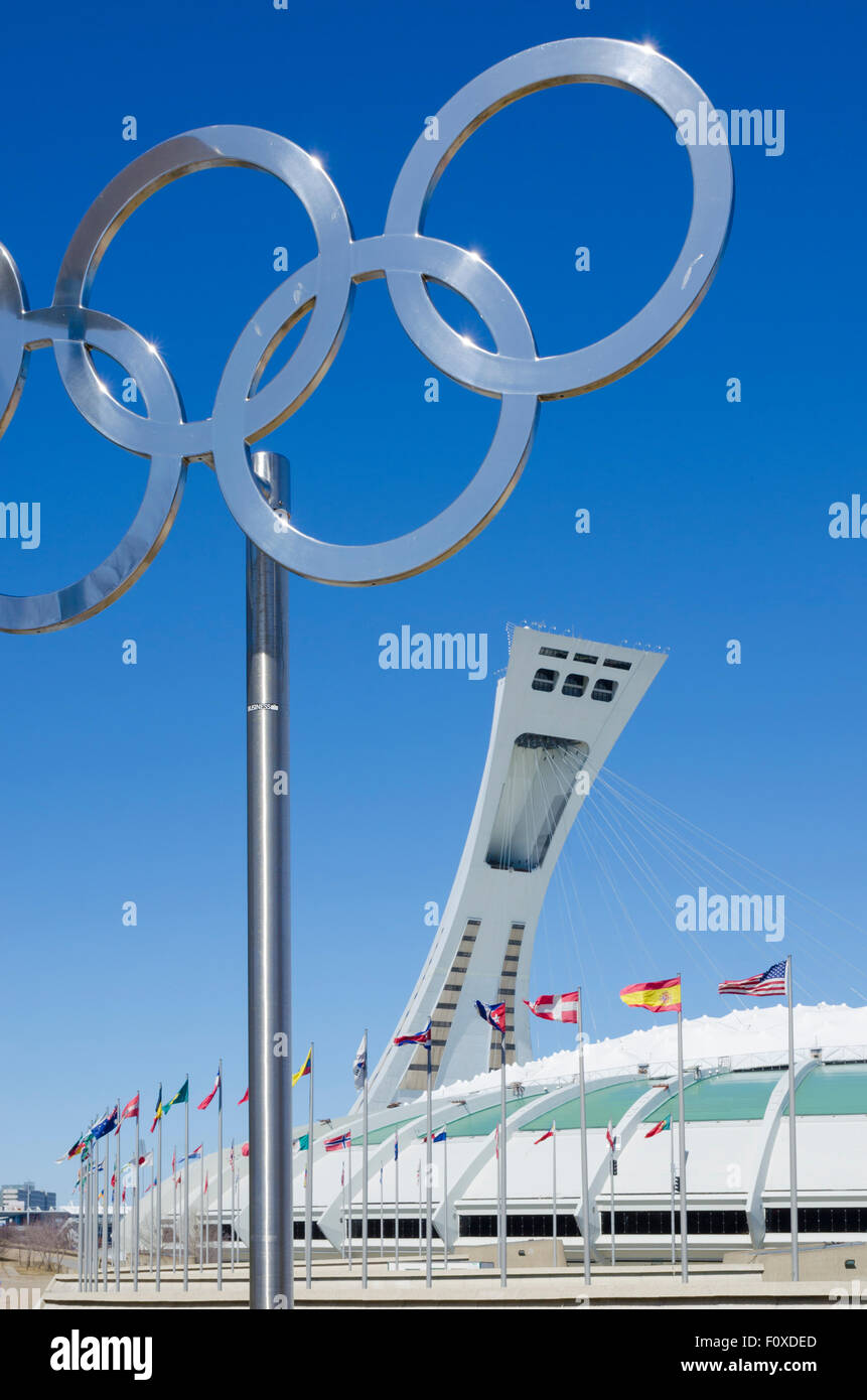 Montreal, lo Stadio Olimpico e gli anelli olimpici. Foto Stock