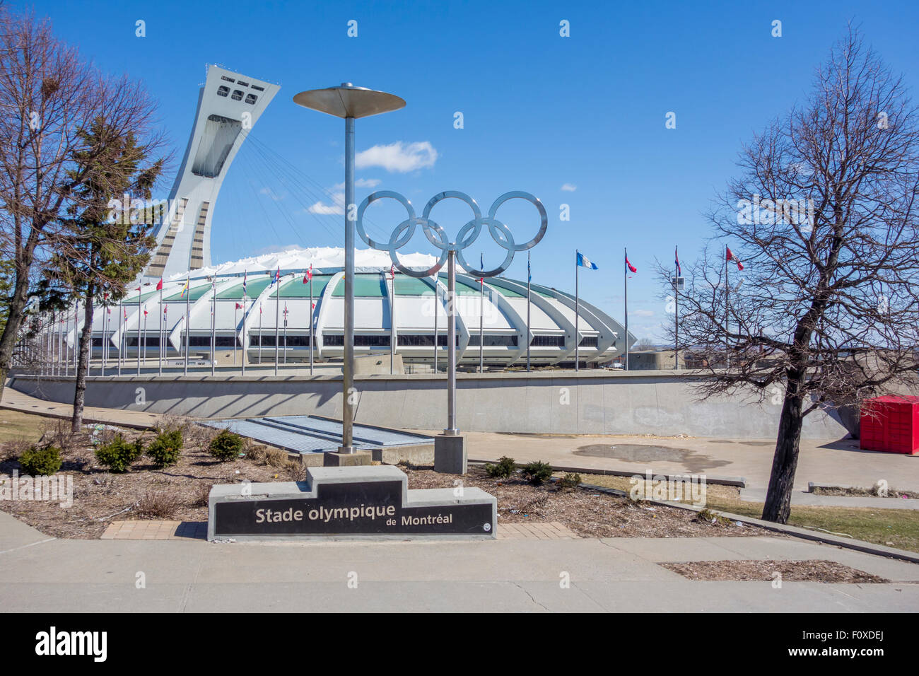 Montreal, lo Stadio Olimpico e gli anelli olimpici. Foto Stock