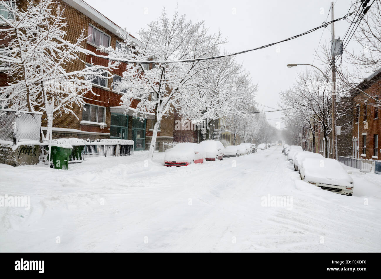 La strada piena di neve fresca durante una tempesta di neve a Montreal, Canada Foto Stock