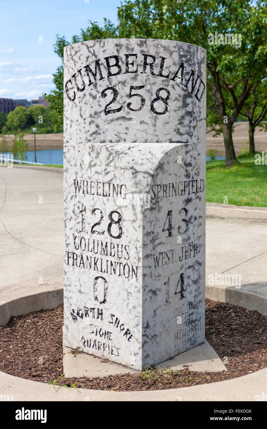 Una pietra miliare per la strada nazionale (Cumberland Road) a Columbus, Ohio. Foto Stock