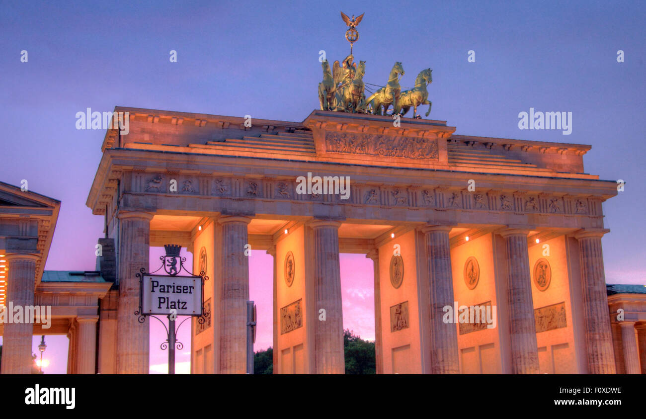 La Porta di Brandeburgo, all'inizio del crepuscolo serale, il Tiergarten,quartiere Mitte di Berlino, Germania, Europa Foto Stock