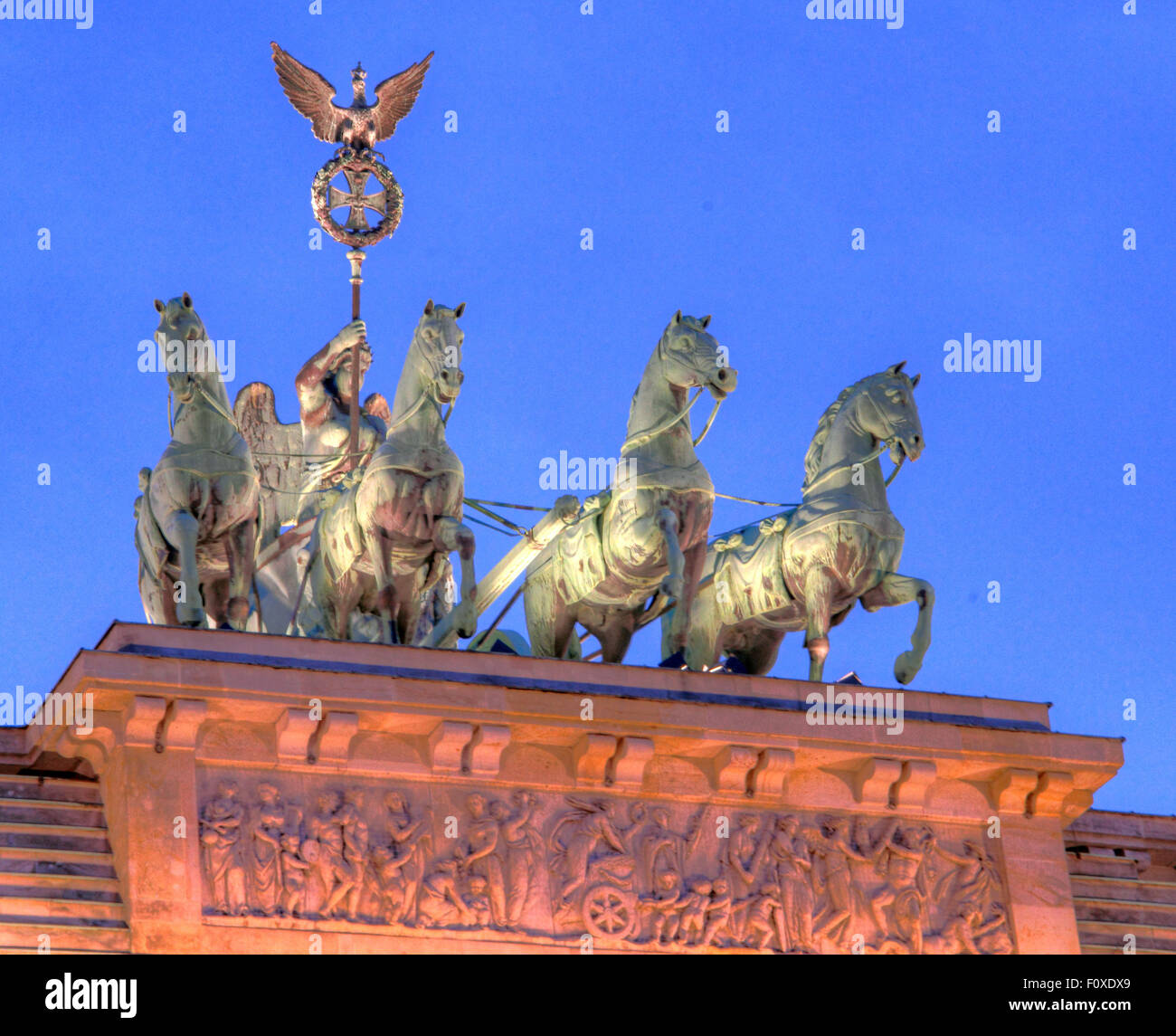 Porta di Brandeburgo & Quadriga , nei primi crepuscolo serale, il Tiergarten,quartiere Mitte di Berlino, Germania, Europa Foto Stock