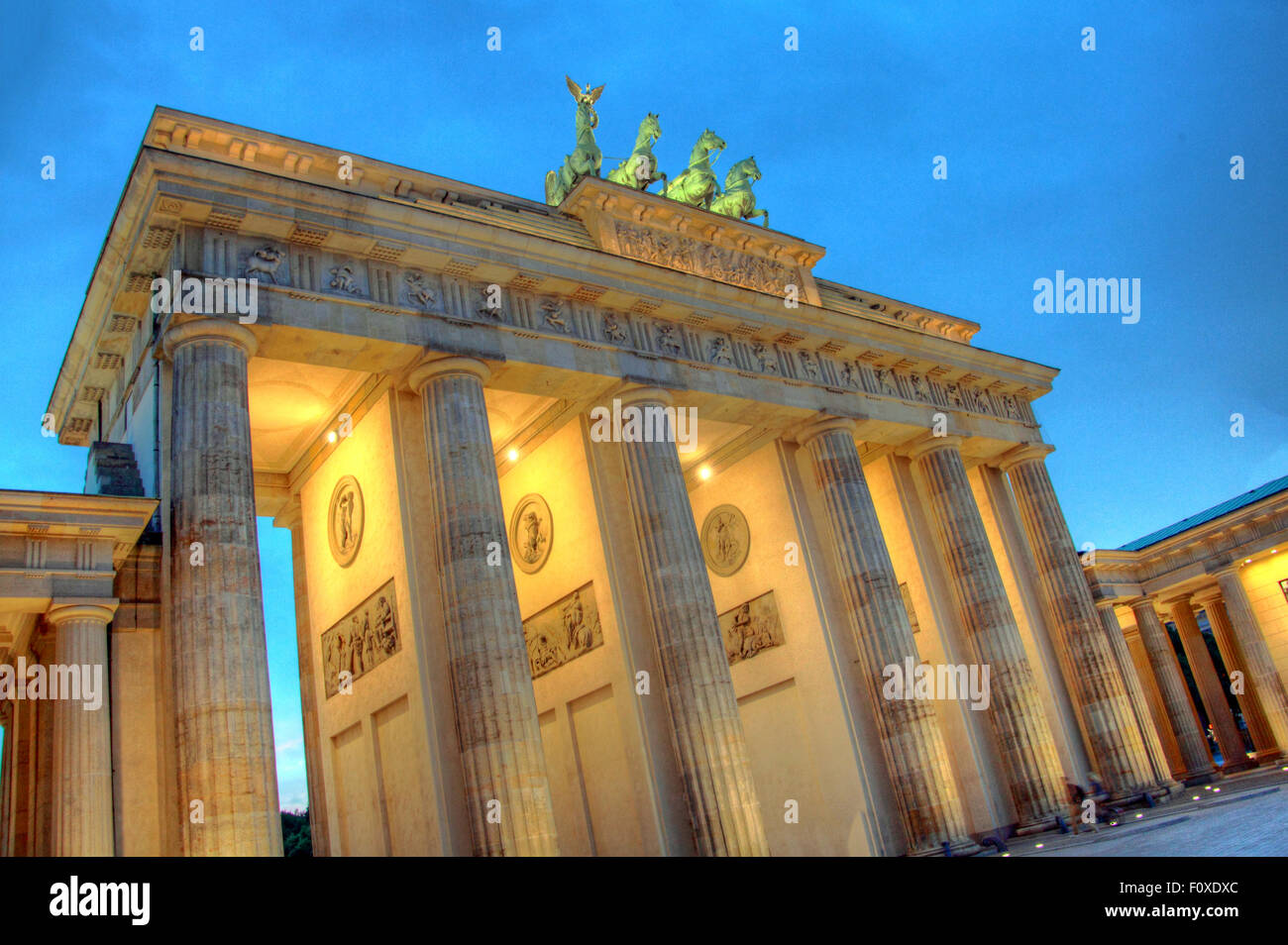 La Porta di Brandeburgo, all'inizio del crepuscolo serale, il Tiergarten,quartiere Mitte di Berlino, Germania, Europa Foto Stock