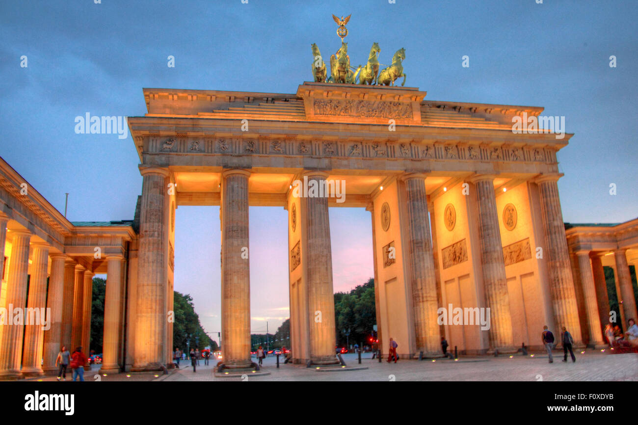 La Porta di Brandeburgo, all'inizio del crepuscolo serale, il Tiergarten,quartiere Mitte di Berlino, Germania, Europa Foto Stock