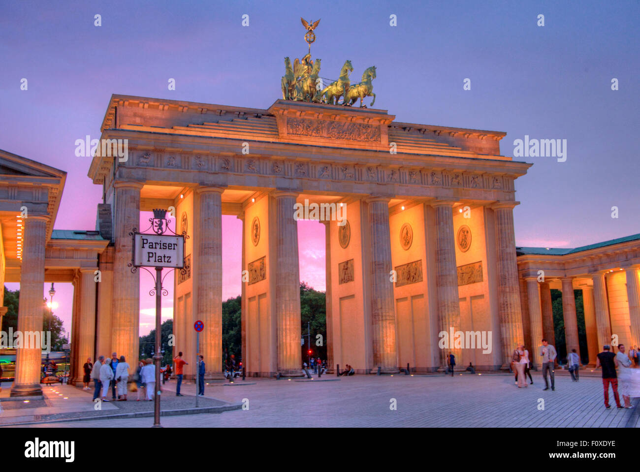 La Porta di Brandeburgo, all'inizio del crepuscolo serale, il Tiergarten,quartiere Mitte di Berlino, Germania, Europa Foto Stock