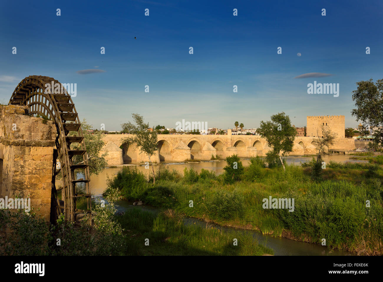 Ore del sorgere oltre il Fiume Guadalquivir con Albolafia Waterwheel ponte romano e la Torre di Calahorra Cordoba Foto Stock