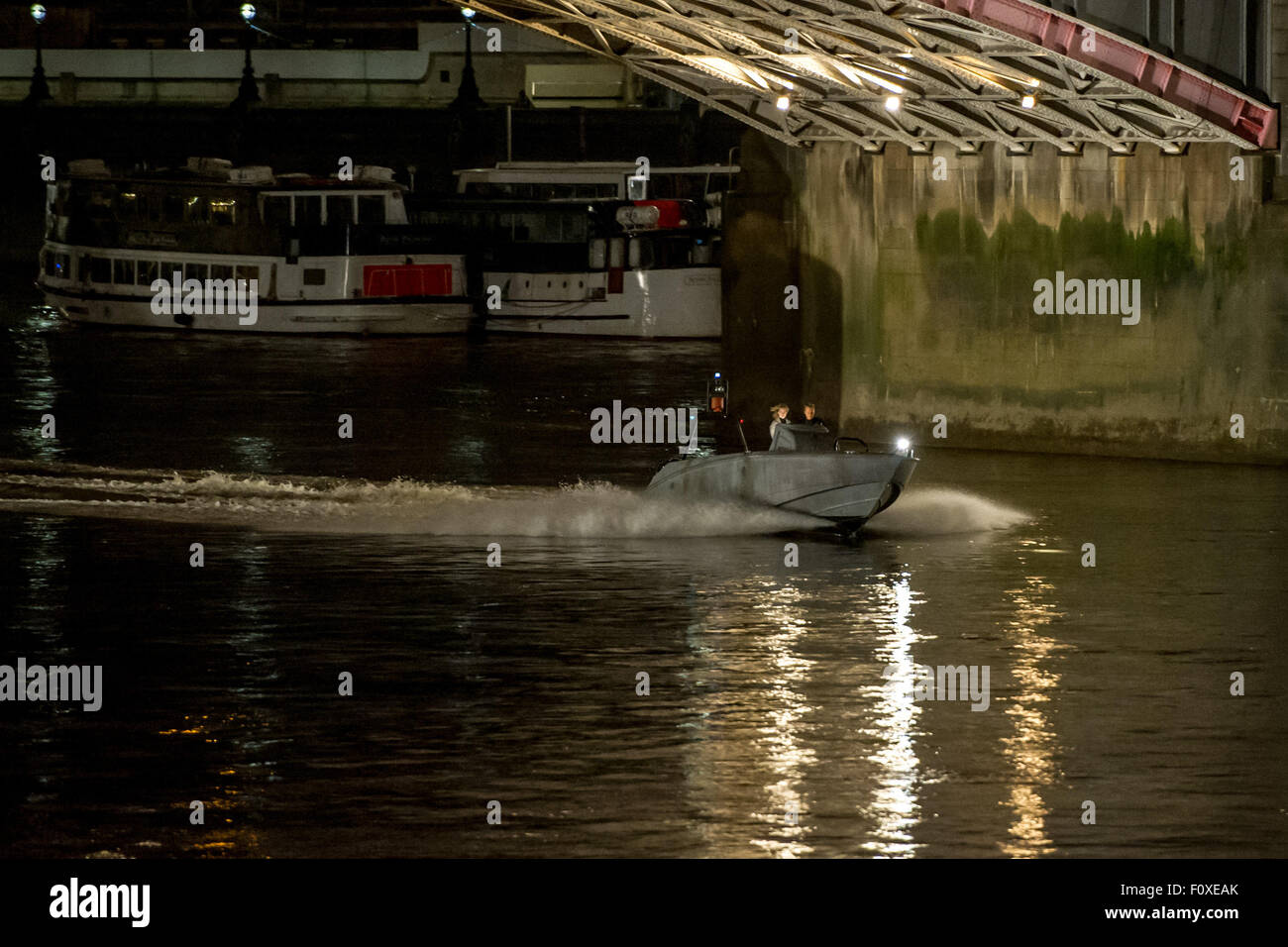 Un elicottero sorvola il fiume Tamigi come una barca contenente corpo raddoppia la velocità attraverso l'acqua durante la notte le riprese del nuovo film di James Bond spettro. Dove: Londra, Regno Unito quando: 22 Giu 2015 Foto Stock