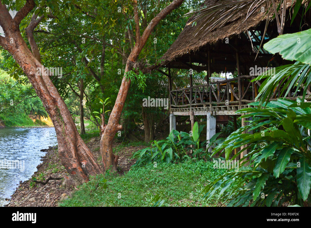 La sala da pranzo sul fiume al Riverside cottages in KHO SOK, un luogo di soggiorno perfetto per visitare Kho Sok National Park - TH Foto Stock