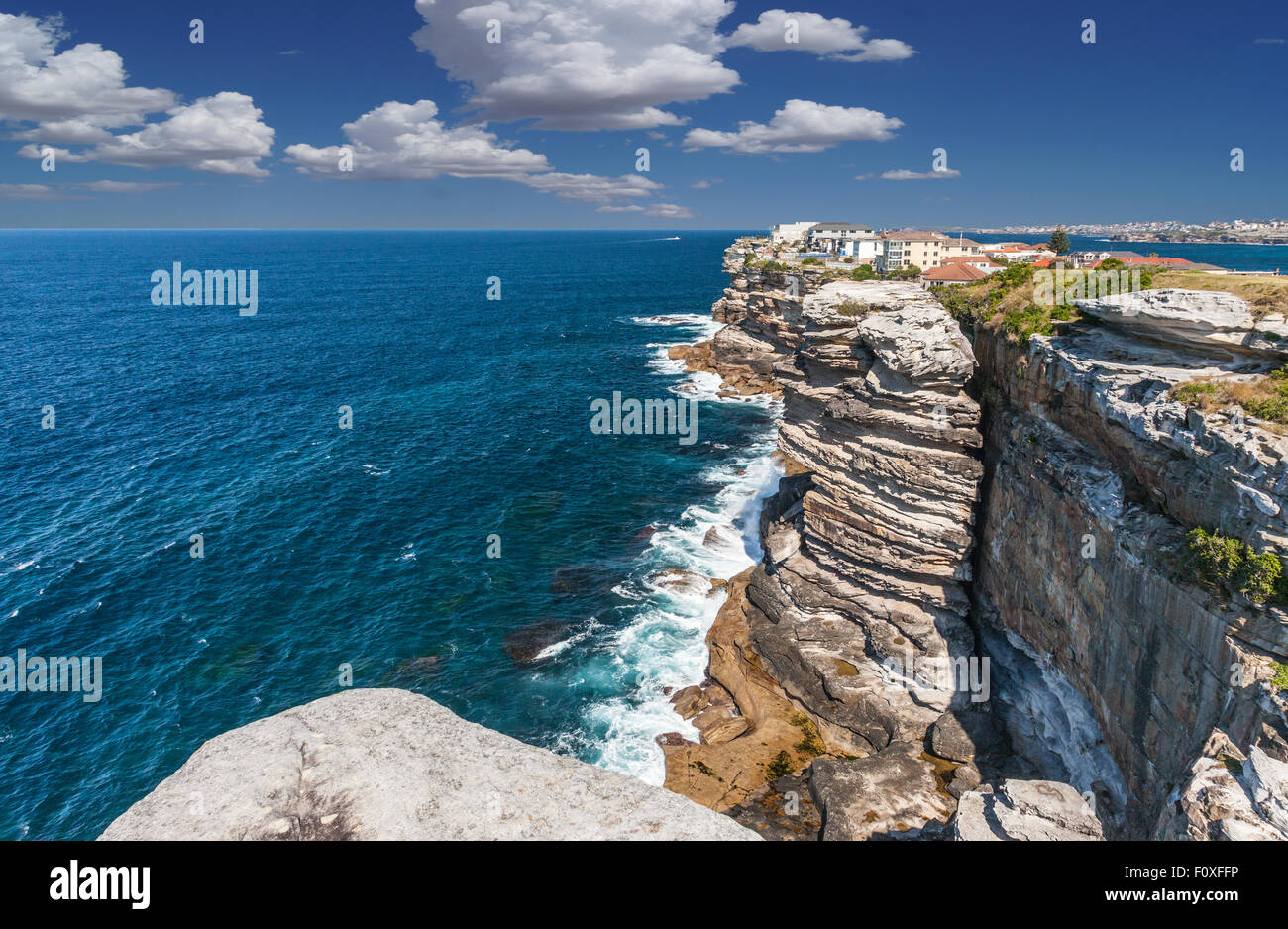 Le scogliere a nord di Bondi Campo da Golf guardando fuori attraverso l'Oceano Pacifico Foto Stock