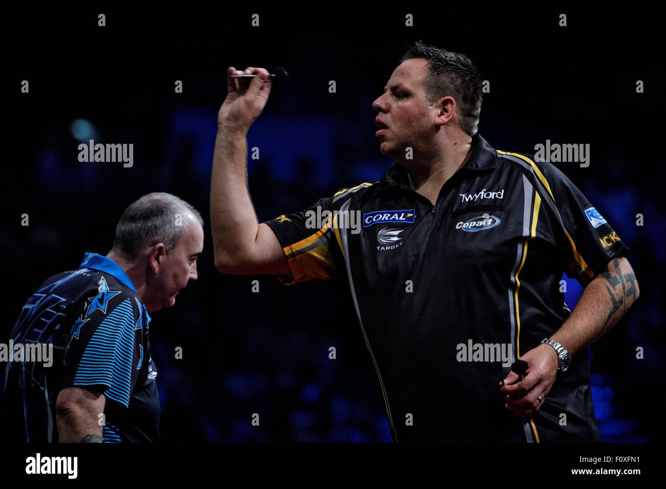 Sydney, Australia - 22 agosto 2015: Phil Taylor e Adrian Lewis in azione per il corallo Sydney Freccette Masters in Sydney Credito: MediaServicesAP/Alamy Live News Foto Stock