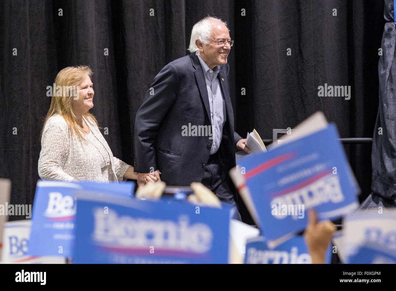 Charleston, Carolina del Sud, Stati Uniti d'America. Il 22 agosto, 2015. Il senatore democratico alla presidenza e di speranza Bernie Sanders e sua moglie Jane arriva per un rally Agosto 22, 2015 a North Charleston, Carolina del Sud. Una folla di circa 4 mila persone si sono radunate per ascoltare il candidato presidenziale democratico parlare. Foto Stock