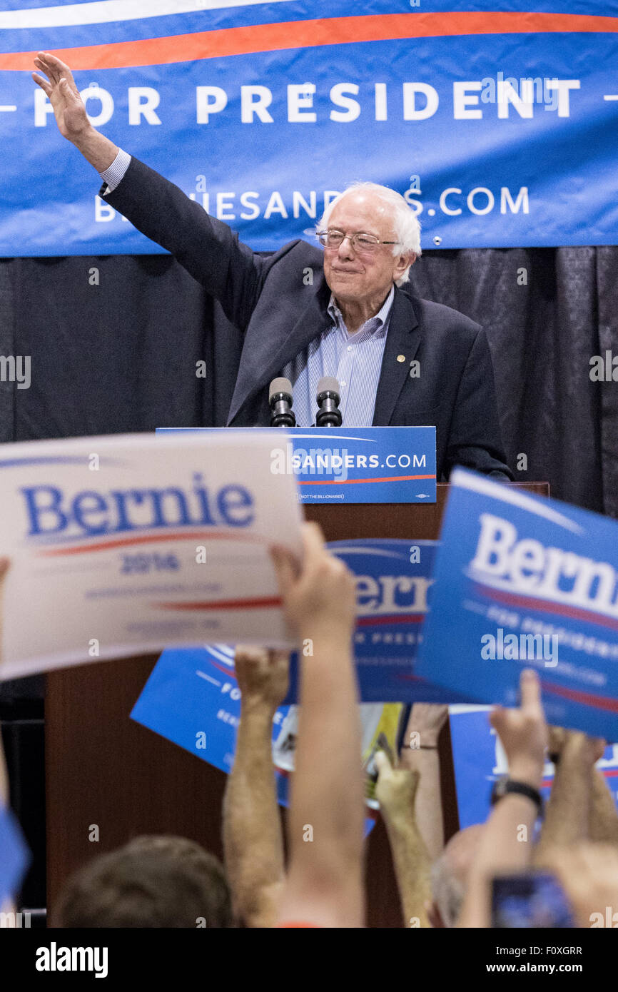 Charleston, Carolina del Sud, Stati Uniti d'America. Il 22 agosto, 2015. Il senatore democratico alla presidenza e di speranza Bernie Sanders onde da una folla di tifosi durante un rally Agosto 22, 2015 a North Charleston, Carolina del Sud. Una folla di circa 4 mila persone si sono radunate per ascoltare il candidato presidenziale democratico parlare. Foto Stock