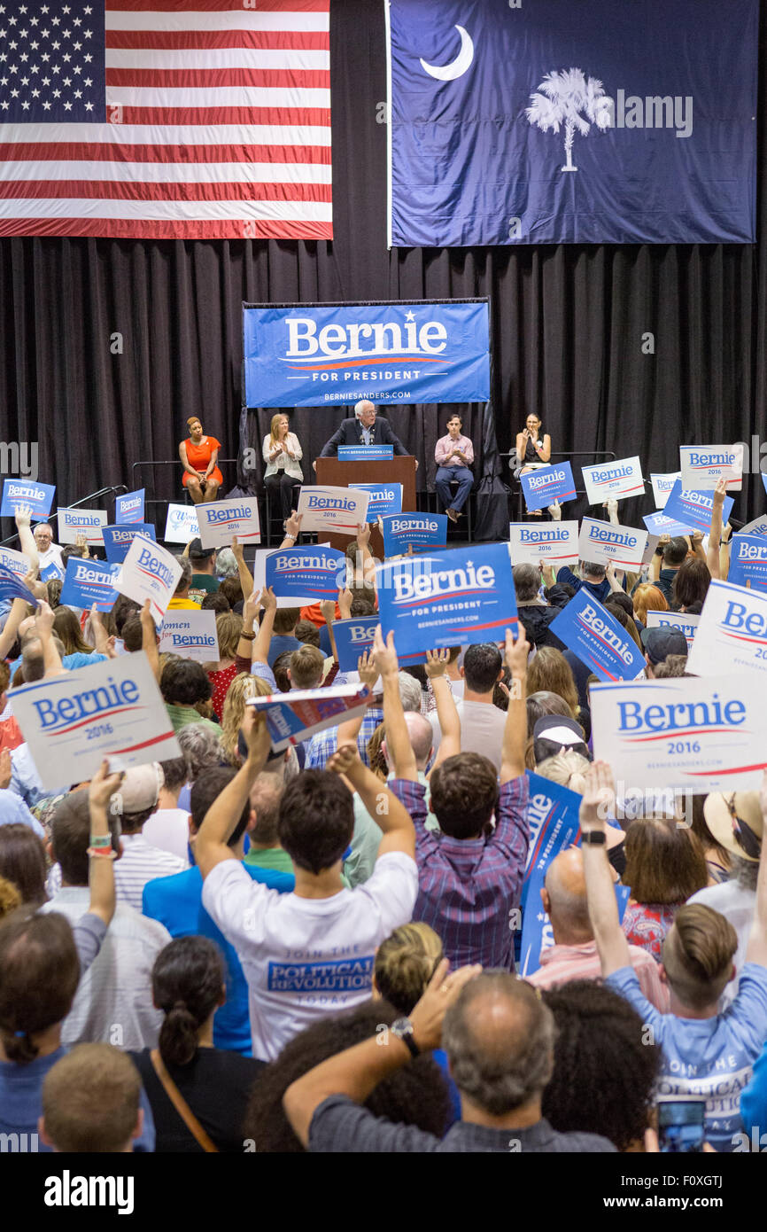 Charleston, Carolina del Sud, Stati Uniti d'America. Il 22 agosto, 2015. Il senatore democratico alla presidenza e di speranza Bernie Sanders parla ai tifosi durante un rally Agosto 22, 2015 a North Charleston, Carolina del Sud. Una folla di circa 4 mila persone si sono radunate per ascoltare il candidato presidenziale democratico parlare. Foto Stock