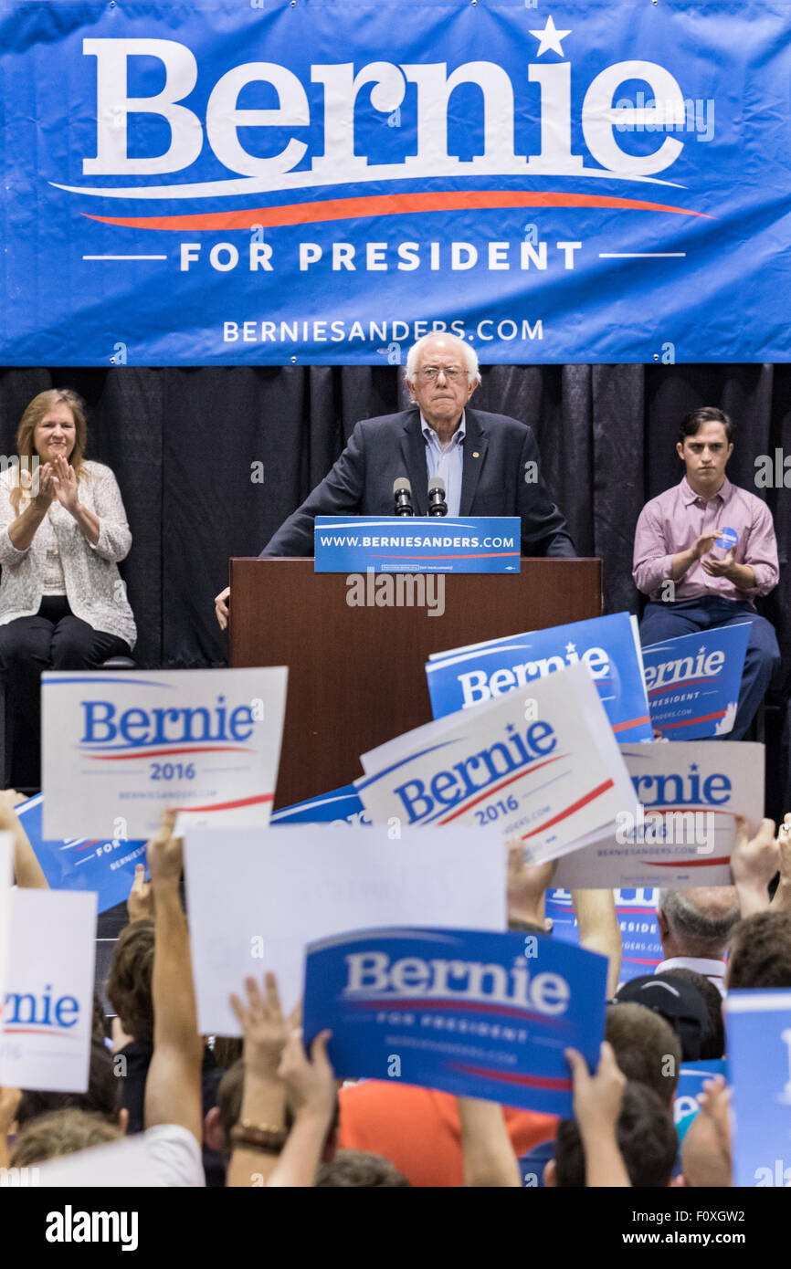 Charleston, Carolina del Sud, Stati Uniti d'America. Il 22 agosto, 2015. Il senatore democratico alla presidenza e di speranza Bernie Sanders parla ai tifosi durante un rally Agosto 22, 2015 a North Charleston, Carolina del Sud. Una folla di circa 4 mila persone si sono radunate per ascoltare il candidato presidenziale democratico parlare. Foto Stock