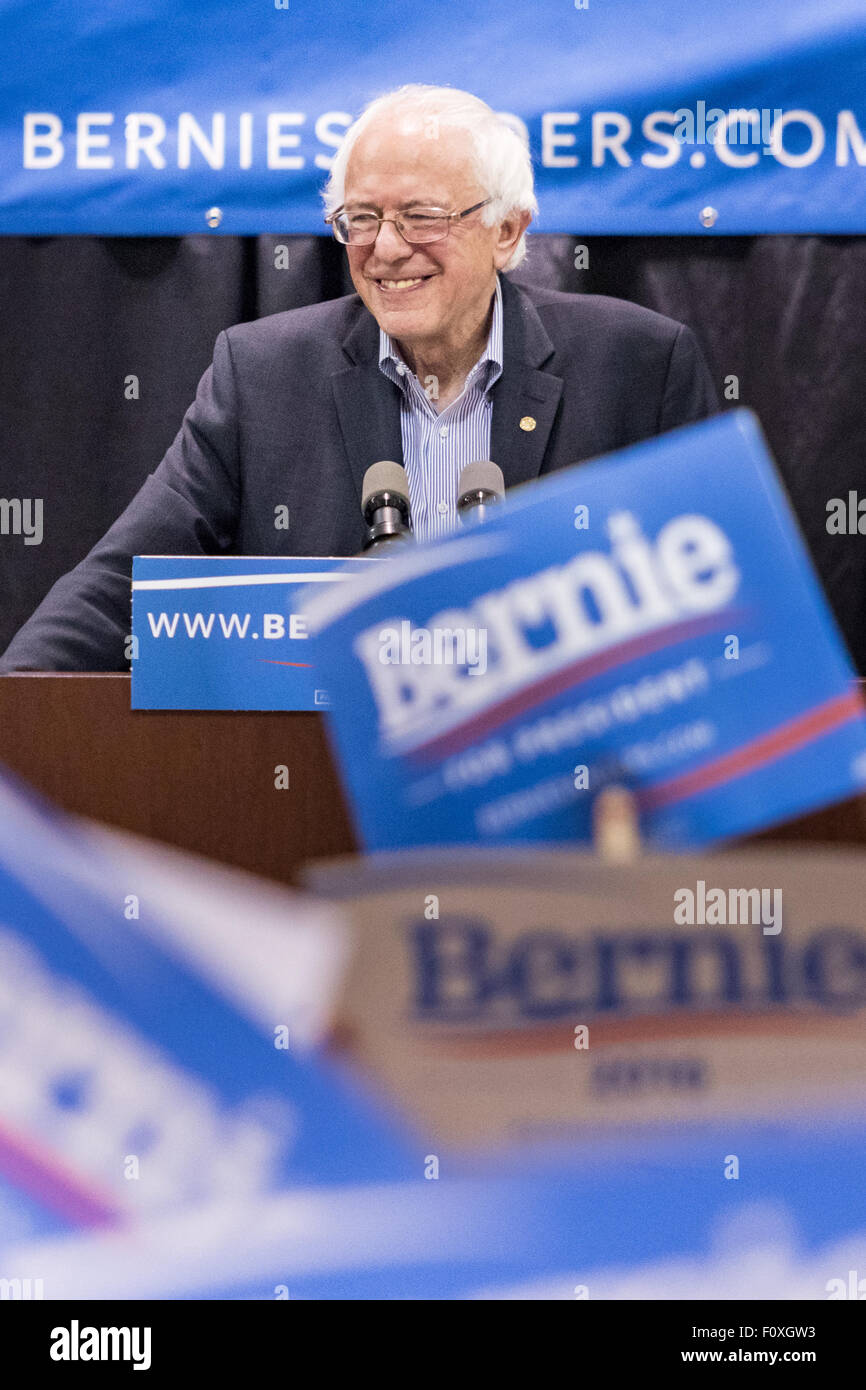 Charleston, Carolina del Sud, Stati Uniti d'America. Il 22 agosto, 2015. Il senatore democratico alla presidenza e di speranza Bernie Sanders sorrisi da una folla di tifosi durante un rally Agosto 22, 2015 a North Charleston, Carolina del Sud. Una folla di circa 4 mila persone si sono radunate per ascoltare il candidato presidenziale democratico parlare. Foto Stock