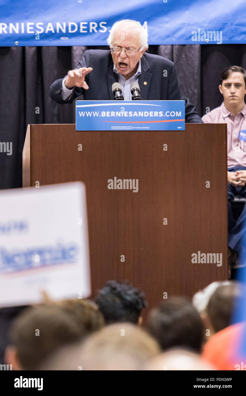 Charleston, Carolina del Sud, Stati Uniti d'America. Il 22 agosto, 2015. Il senatore democratico alla presidenza e di speranza Bernie Sanders parla ai tifosi durante un rally Agosto 22, 2015 a North Charleston, Carolina del Sud. Una folla di circa 4 mila persone si sono radunate per ascoltare il candidato presidenziale democratico parlare. Foto Stock