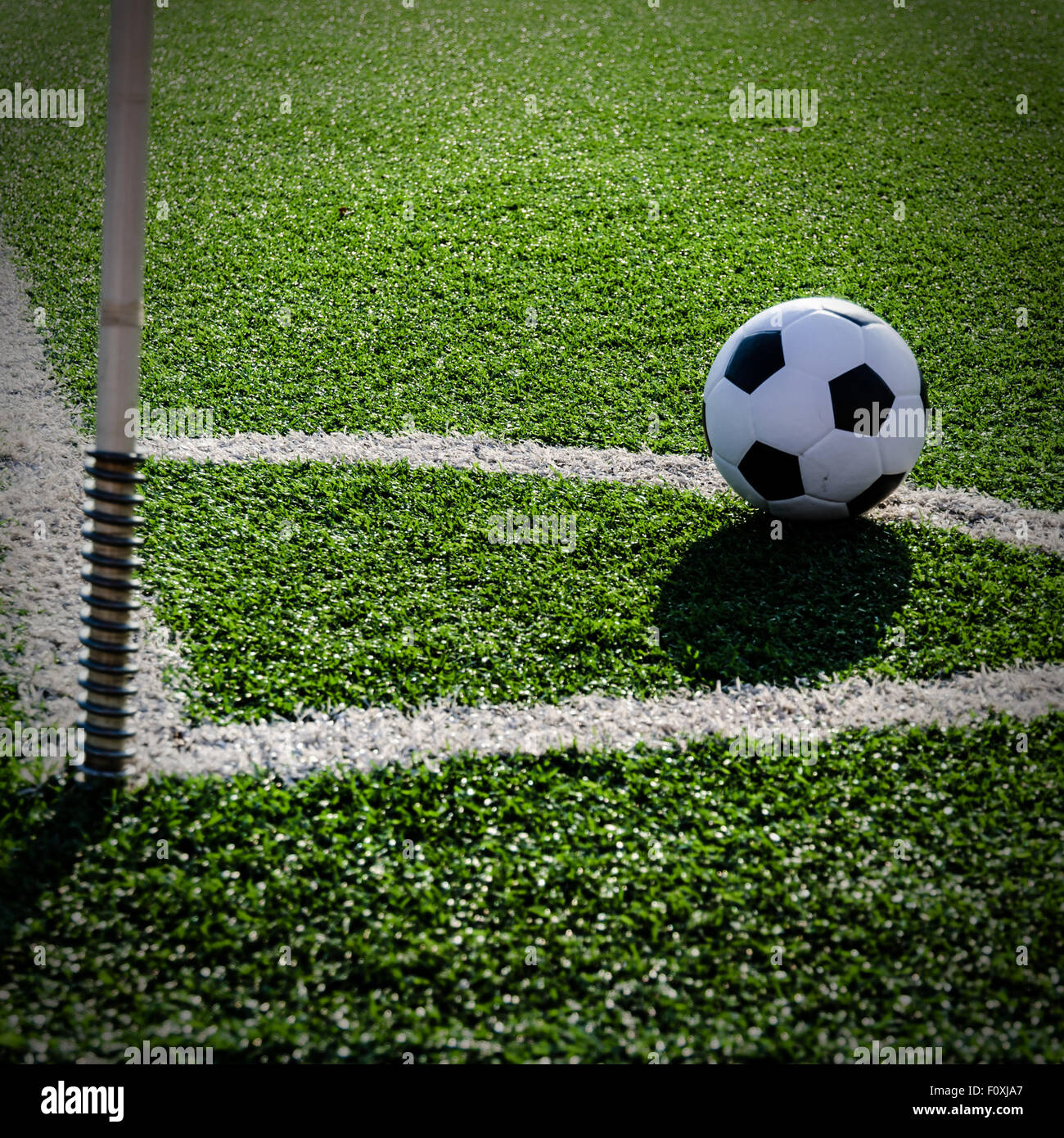 Soccer Football sulla linea d'angolo per il calcio d'angolo. Foto Stock