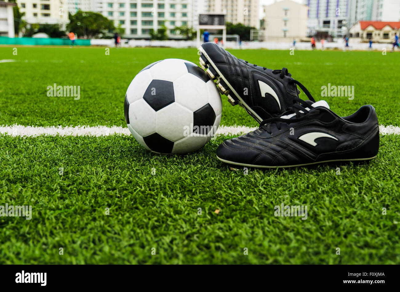 Pallone da calcio e scarpe su un prato verde campo Foto & Immagine ...