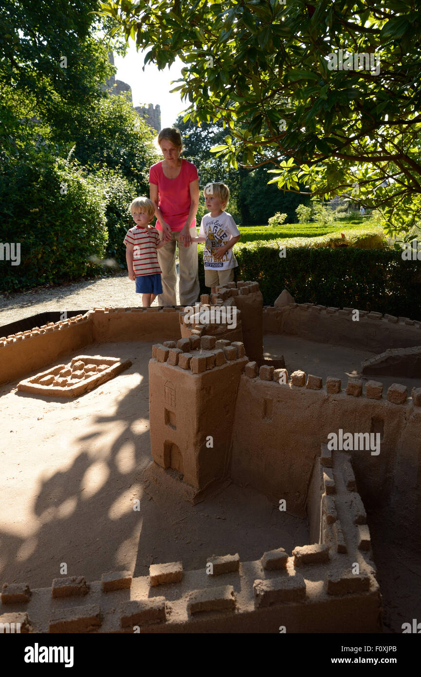 I visitatori a Laugharne castello ammirare il castello di sabbia a Laugharne Foto Stock