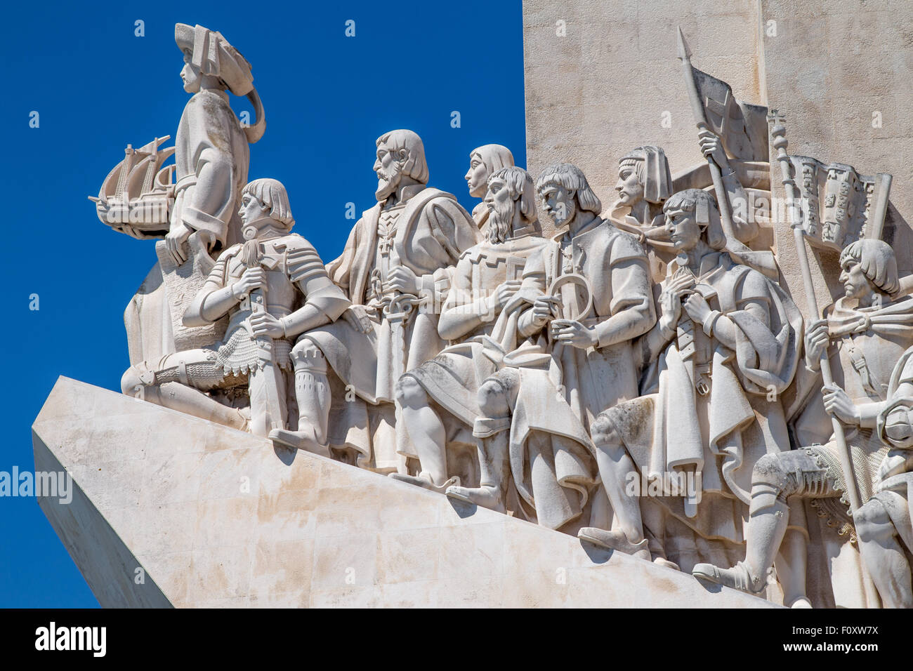Statue di esploratori sul Padrao dos Descobrimentos, il Monumento delle Scoperte a Belem, Lisbona, Portogallo Foto Stock