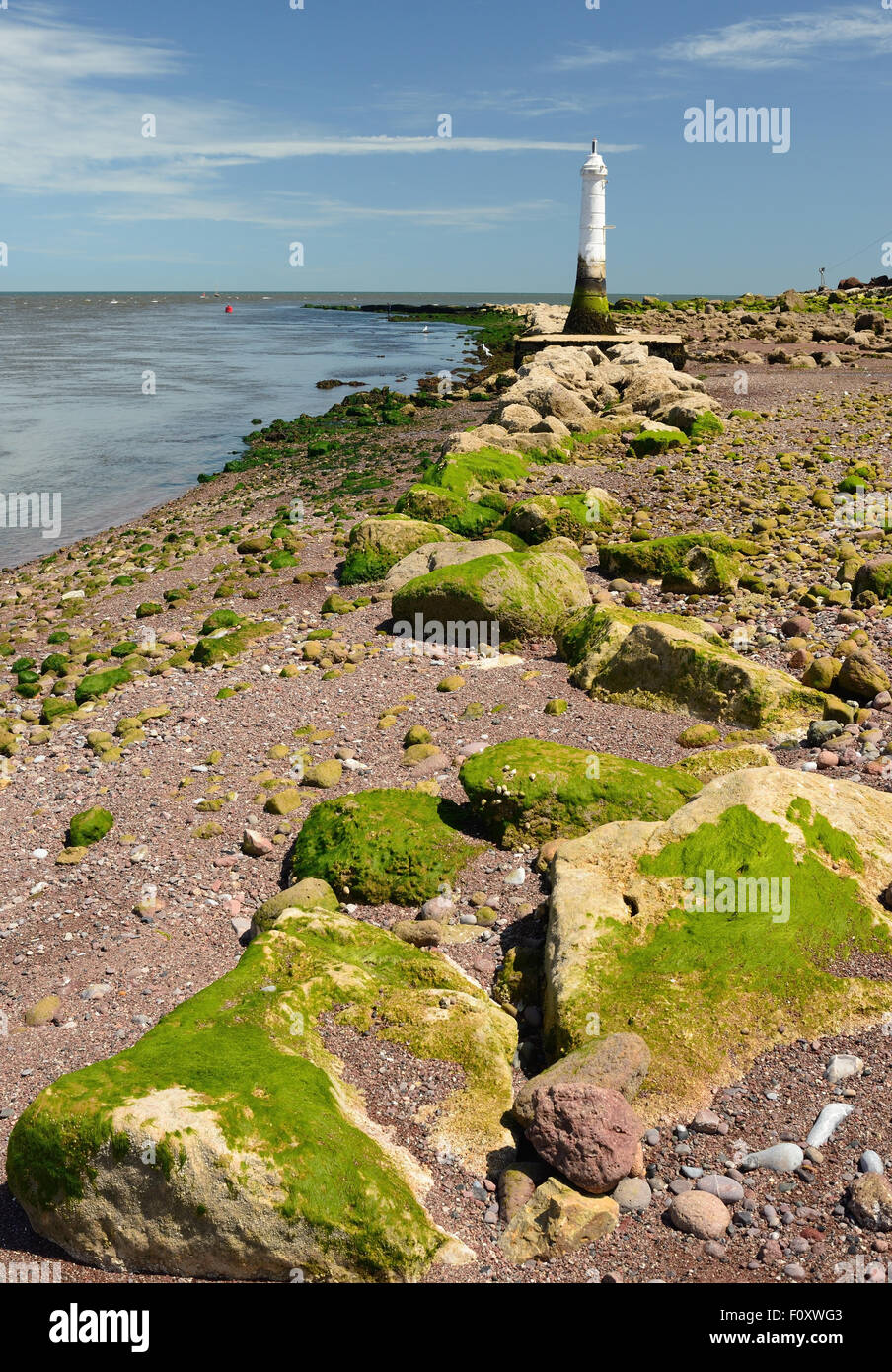 La foce dell'estuario del fiume Teign, e il faro Phillip Lucette sulla spiaggia di Shaldon, visto con la bassa marea. Foto Stock
