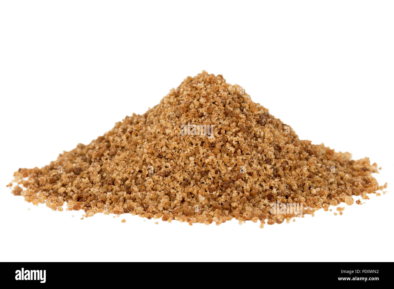 Cumulo di organica marrone palme di cocco zucchero, isolati su sfondo bianco. Foto Stock