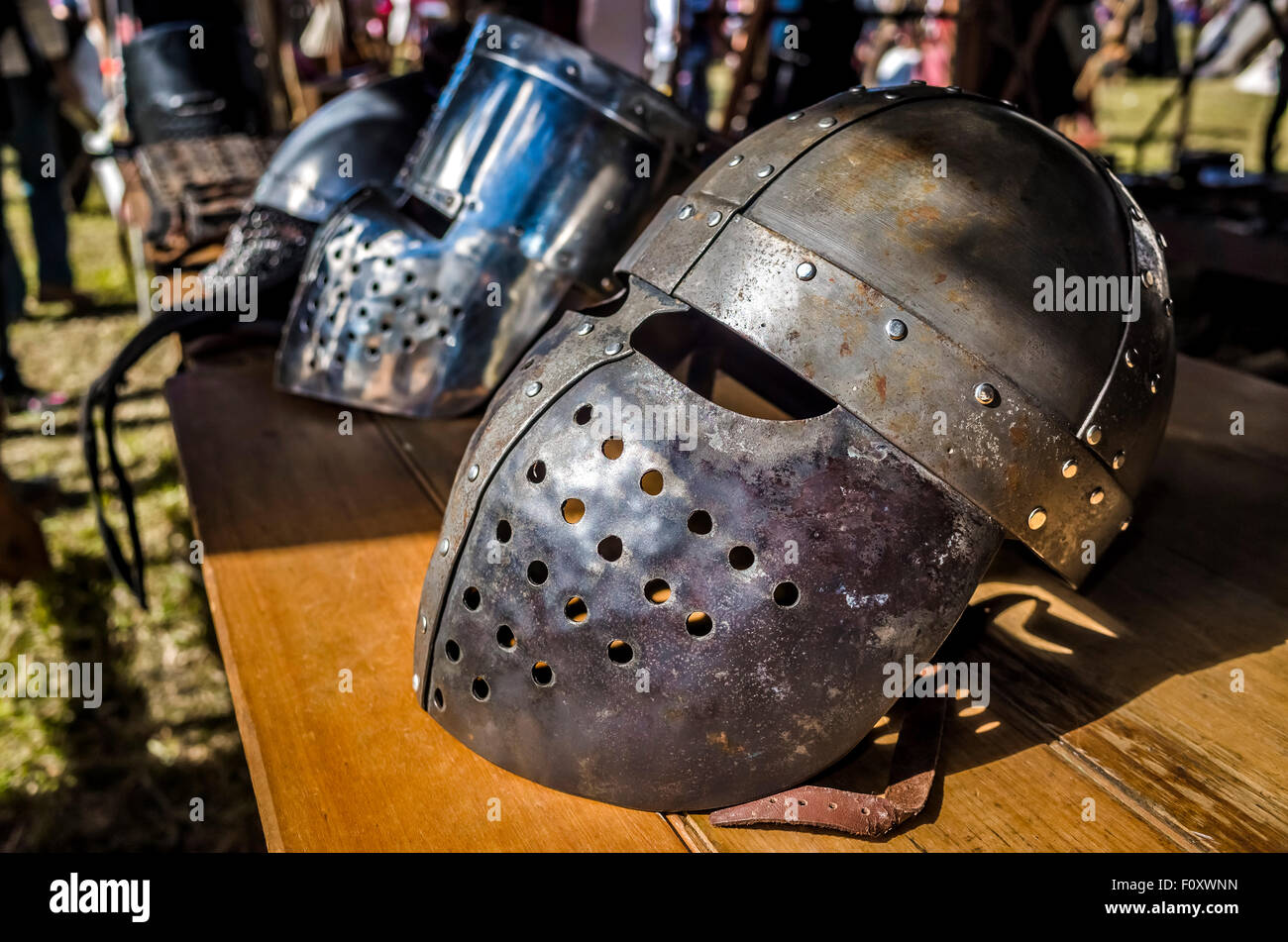 Una chiusura di un casco medievale con altri due caschi medievale in background all'Abbazia Festival medievale in Australia Foto Stock