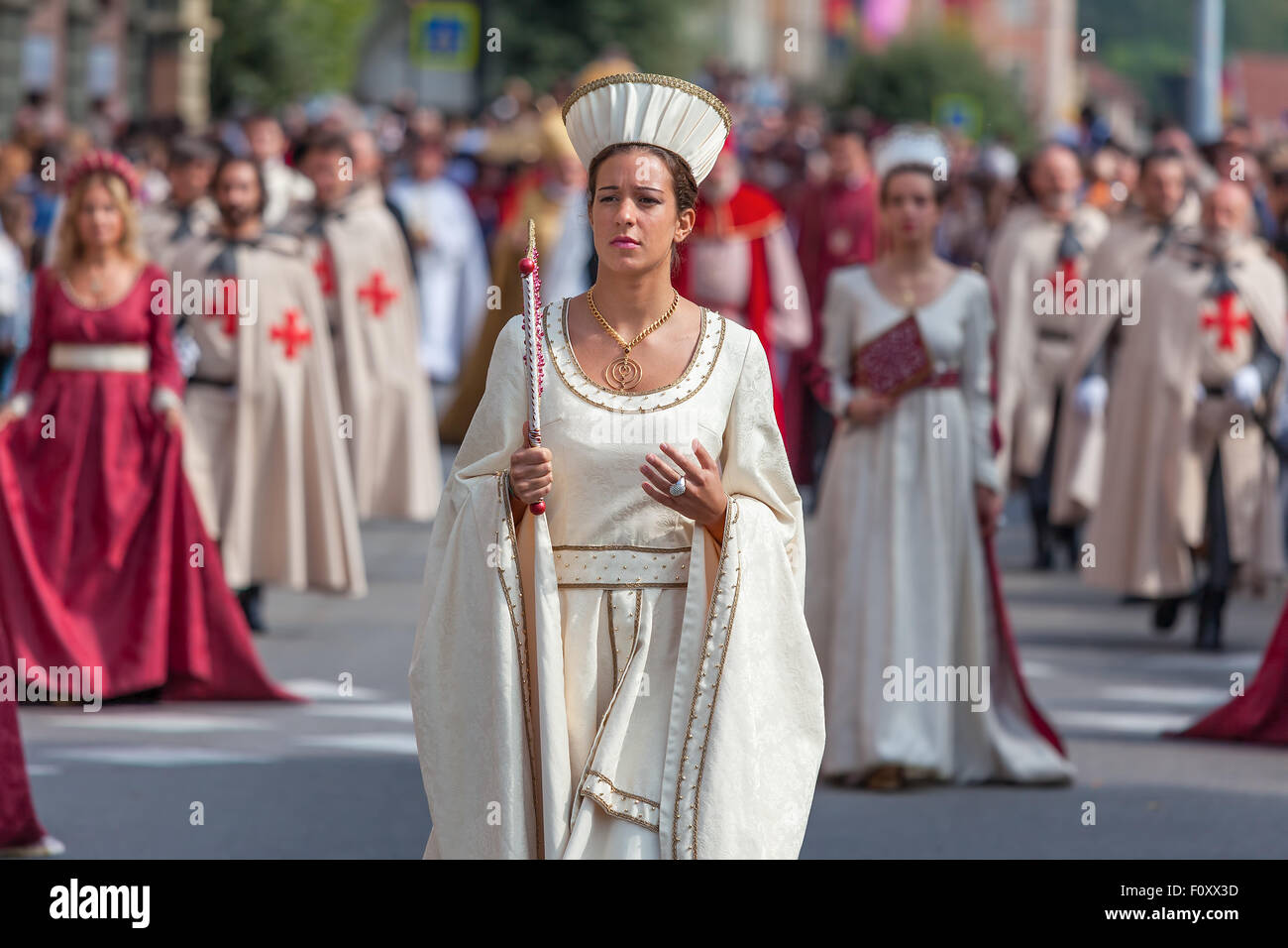 Partecipante in abito storico sulla parata medievale di Alba, Italia. Foto Stock