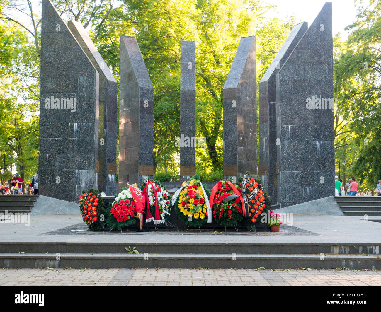 Fiori colorati nella parte anteriore della seconda guerra mondiale i monumenti Foto Stock