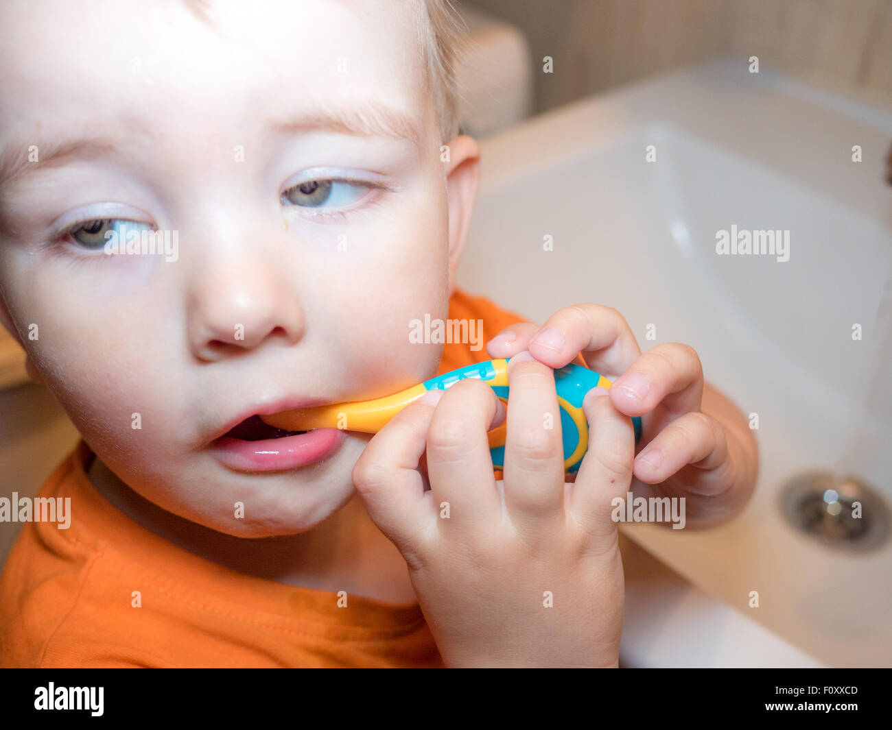 Carino il toddler boy spazzolare i denti. La pulizia dei denti, cure dentarie. Foto Stock