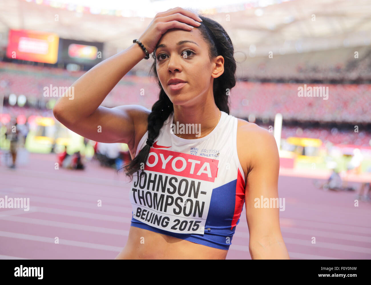 Pechino, Cina. Il 22 agosto, 2015. Gran Bretagna Katarina Johnson-Thompson guarda su durante il salto in alto a Heptathlon concorrenza durante la XV Associazione Internazionale delle Federazioni di Atletica (IAAF) Atletica Campionati del Mondo a Pechino in Cina, 22 agosto 2015. Foto: Michael Kappeler/dpa/Alamy Live News Foto Stock