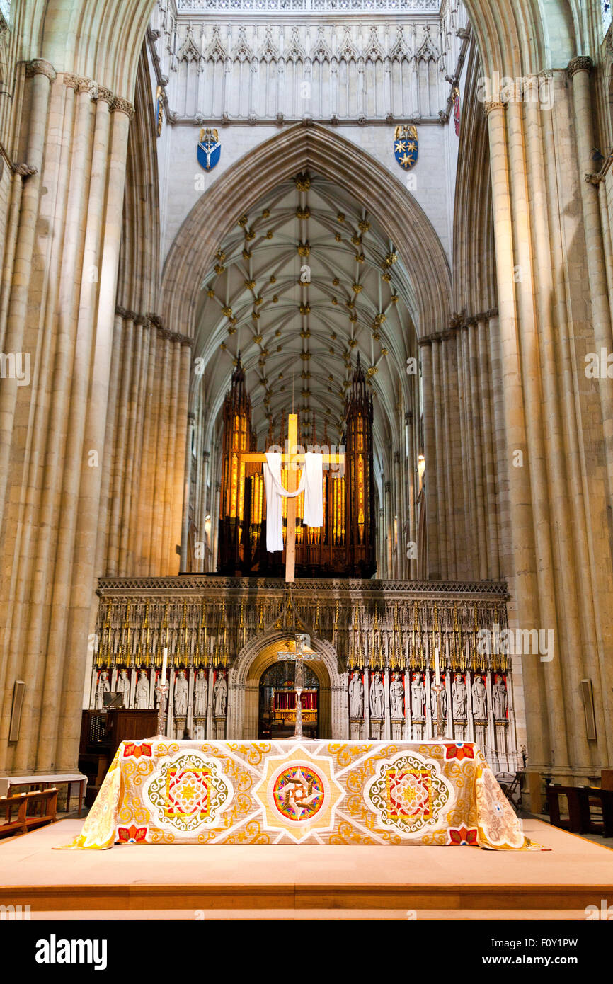 L'altare maggiore in York Minster, North Yorkshire, Inghilterra, Regno Unito Foto Stock
