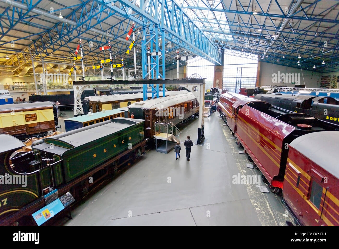 Un display a colori di locos, carrelli e segnali nel museo nazionale delle ferrovie, York, England, Regno Unito Foto Stock