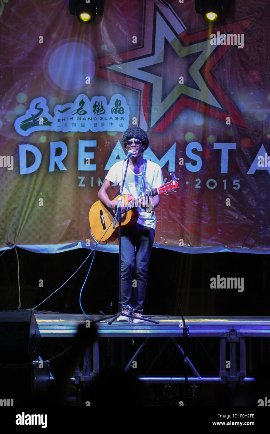 Harare, Zimbabwe. Il 22 agosto, 2015. Un cantante dello Zimbabwe effettua in 2015 Dreamstar talent show tenutosi a Longcheng Plaza, Harare, Zimbabwe, 22 Agosto, 2015. La comunità cinese in Zimbabwe ha organizzato il Dreamstar talent show per supportare l'arte-amare la popolazione dello Zimbabwe per dimostrare il loro talento e per incrementare la locale industria di intrattenimento. La mostra è attualmente in Top 20 processo di selezione. © Xu Lingui/Xinhua/Alamy Live News Foto Stock