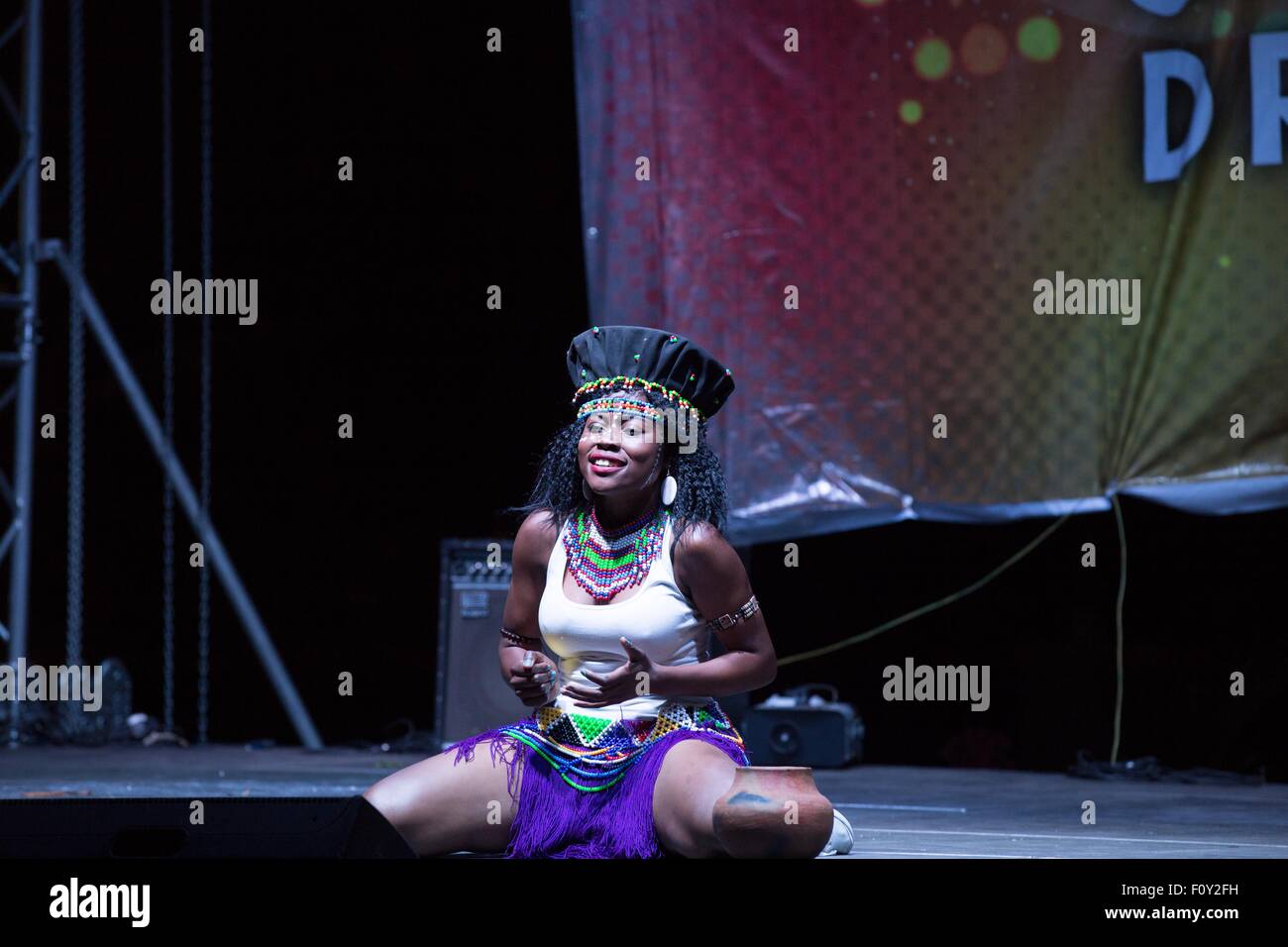 Harare, Zimbabwe. Il 22 agosto, 2015. Un artista dello Zimbabwe effettua in 2015 Dreamstar talent show tenutosi a Longcheng Plaza, Harare, Zimbabwe, 22 Agosto, 2015. La comunità cinese in Zimbabwe ha organizzato il Dreamstar talent show per supportare l'arte-amare la popolazione dello Zimbabwe per dimostrare il loro talento e per incrementare la locale industria di intrattenimento. La mostra è attualmente in Top 20 processo di selezione. © Xu Lingui/Xinhua/Alamy Live News Foto Stock