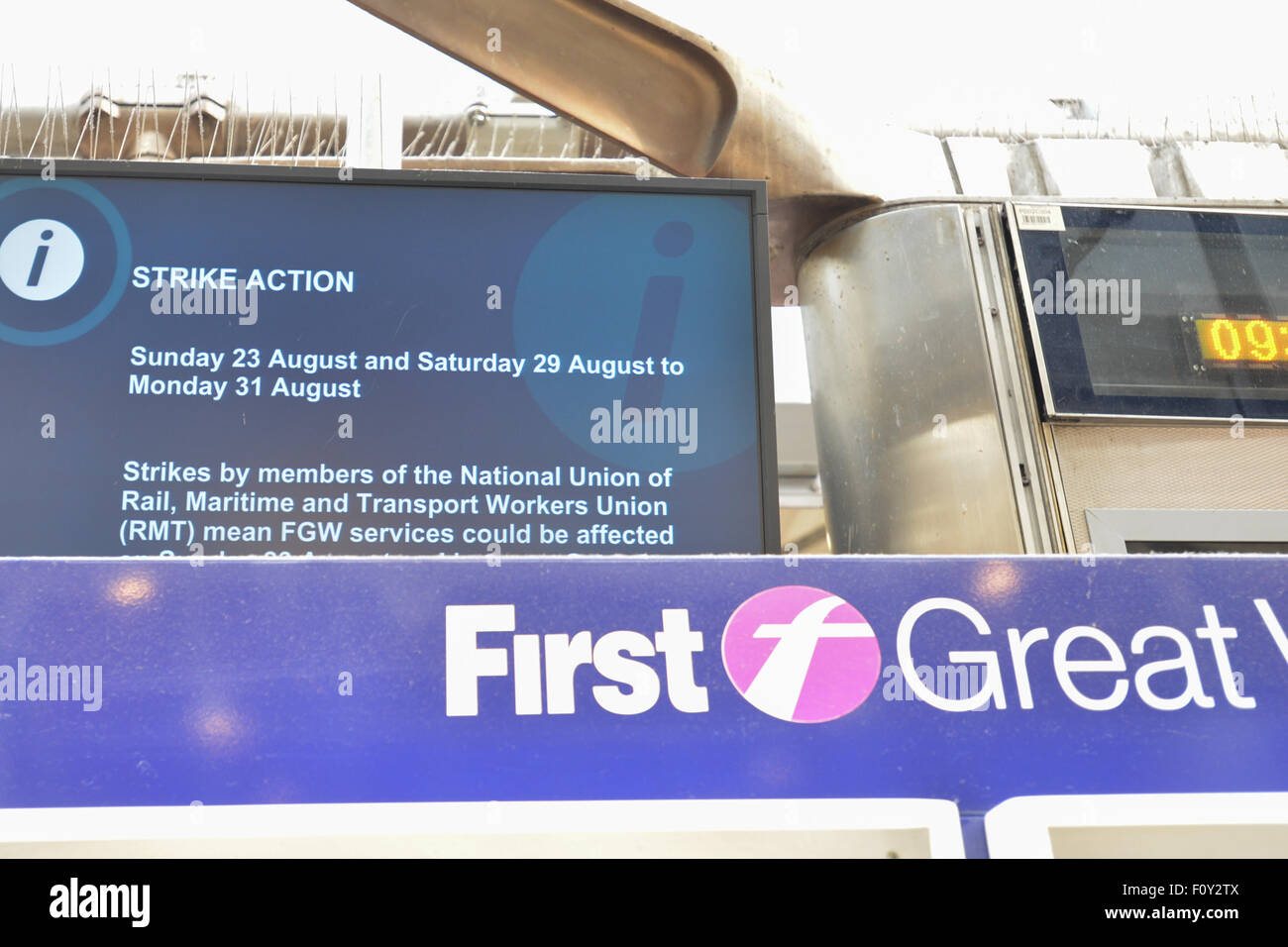 La stazione di Paddington, Londra, Regno Unito. Il 23 agosto 2015. Segni avvisa i passeggeri del treno sciopero il primo grande Western treni. Foto Stock