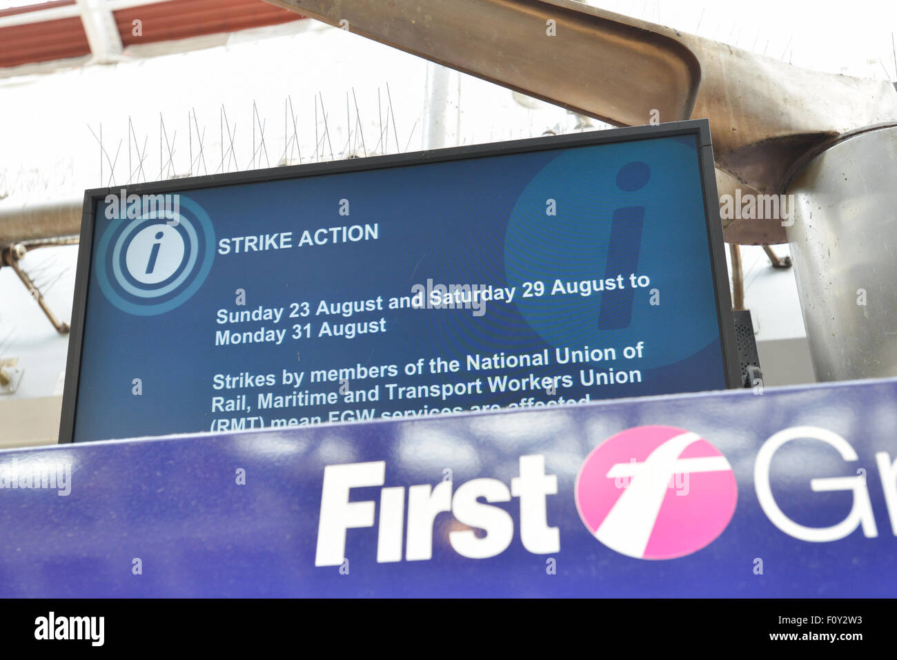 La stazione di Paddington, Londra, Regno Unito. Il 23 agosto 2015. Segni avvisa i passeggeri del treno sciopero il primo grande Western treni. Foto Stock