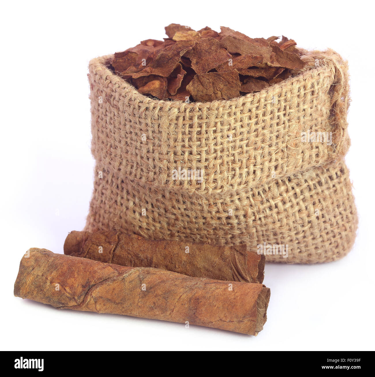 Asciugare le foglie di tabacco nel sacco su sfondo bianco Foto Stock