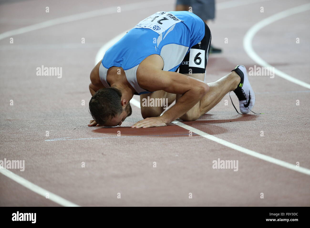 Pechino, Cina. 23 Ago, 2015. Amel Tuka della Bosnia Erzegovina reagisce dopo l'uomo 800 metri semifinale presso la IAAF 2015 Campionati del Mondo a Pechino Capitale della Cina, su agosto 23, 2015. Credito: Xinhua/Alamy Live News Foto Stock