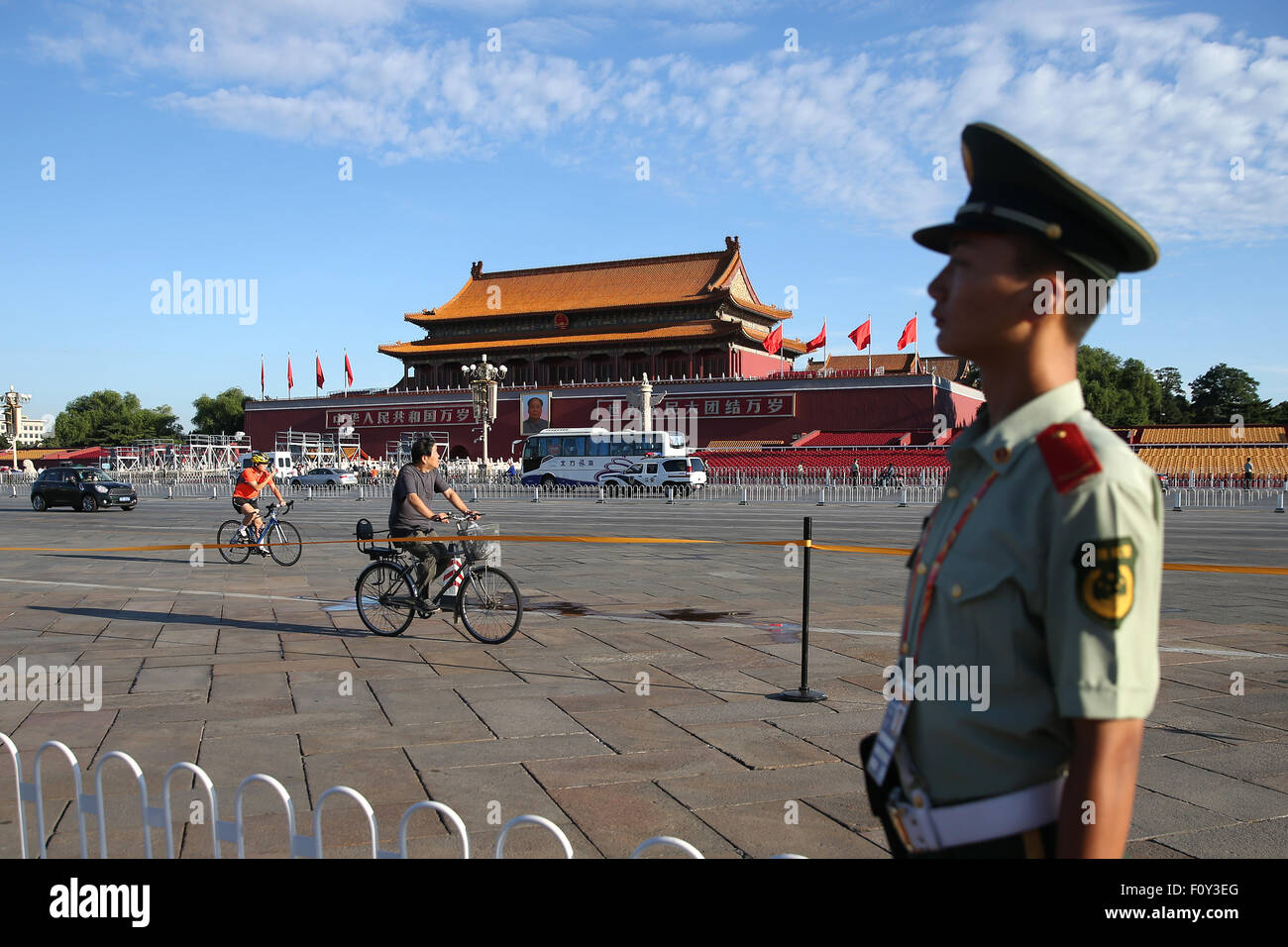 Pechino, Cina. Il 22 agosto, 2015. Un Cinese funzionario di polizia sta di guardia a Piazza Tian'anmen a Pechino in Cina, 22 agosto 2015. Parti di piazza Tiananmen e la zona circostante sono state chiuse per i preparativi per una grande parata militare sul Sett. 3 per commemorare il settantesimo anniversario della fine della Seconda Guerra Mondiale. Foto: Christian Charisius/dpa/Alamy Live News Foto Stock